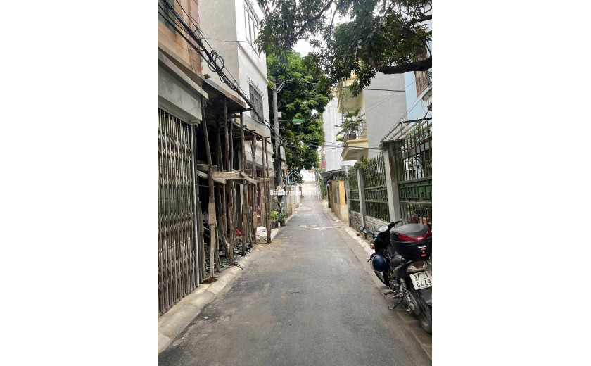 VỊ TRÍ ĐẸP, NHÀ CÁCH ĐƯỜNG Ô TÔ CHỈ MẤY BƯỚC CHÂN, GẦN CHỢ, GẦN NHIỀU TRƯỜNG HỌC CÁC CẤP, GIAO THÔNG THUẬN LỢI, TIỆN ÍCH KHÔNG THIẾU THỨ GÌ
